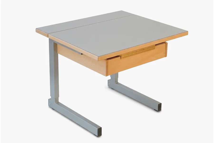 Einzel-Schulpult BIANCA mit Tischblatt RAL 7047 und Gestell RAL 9007 von ADUKA