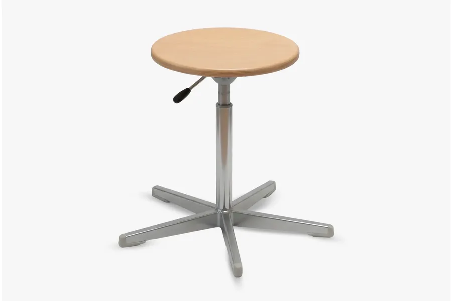 Hocker KALE mit drehbarem und naturlackiertem Sitz aus Buche und Gestell RAL 9007 von ADUKA