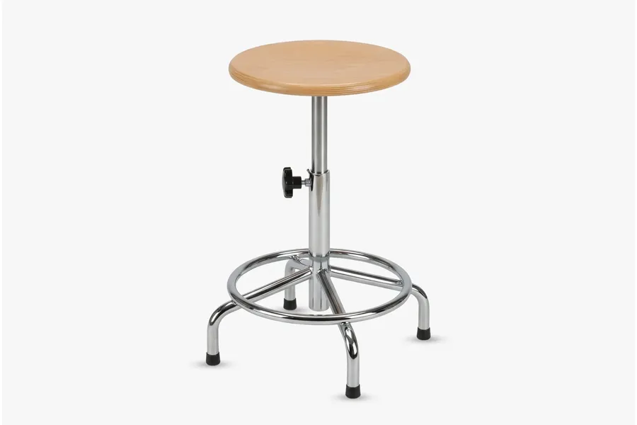 Hocker KORE mit drehbarem naturlackiertem Sitz aus Buche und verchromtem Gestell mit Sterngriffschraube von ADUKA.